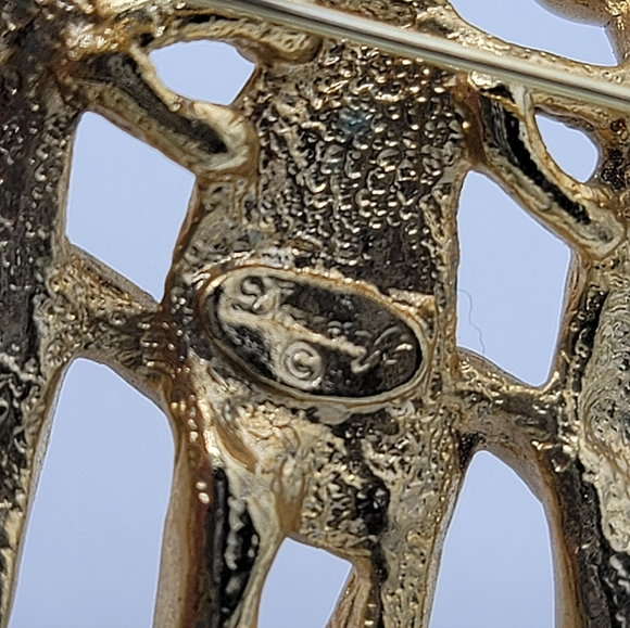 Danecraft Dancing Reindeer Christmas Brooch Gold Tone Enamel Midcentury 60s Vtg - Picture 8 of 9